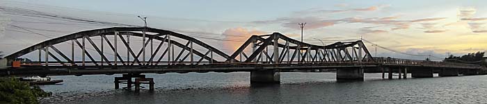 The Old Bridge in Kampot by Asienreisender